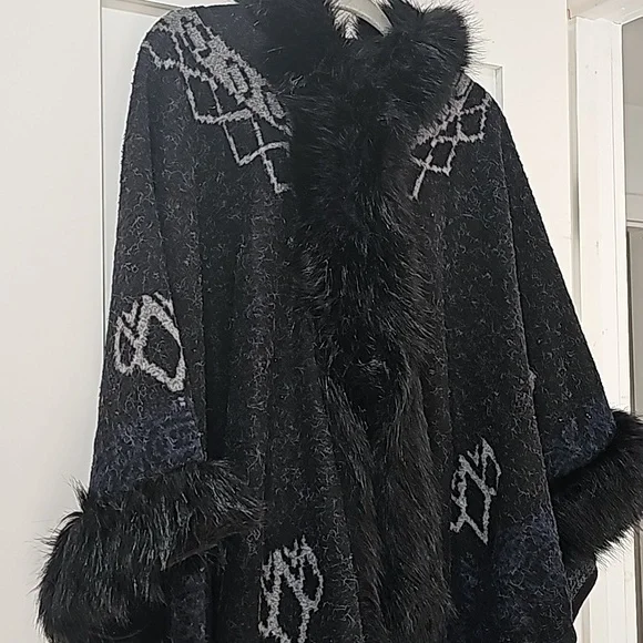 Hooded  shawl coat  cape with  faux  fur  black  trim . Elegant  and  classy - Picture 3 of 8